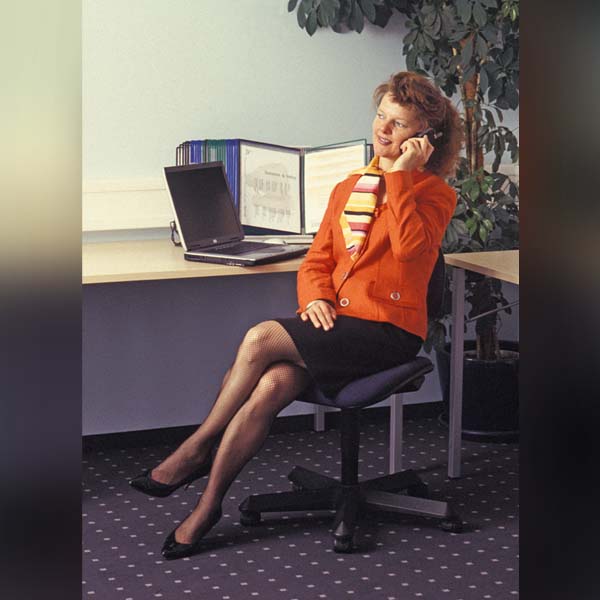 Frau telefoniert im Büro