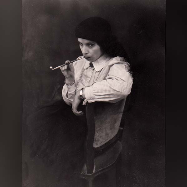 Portrait einer jungen Dame, Pfeife rauchend, 20er Jahre